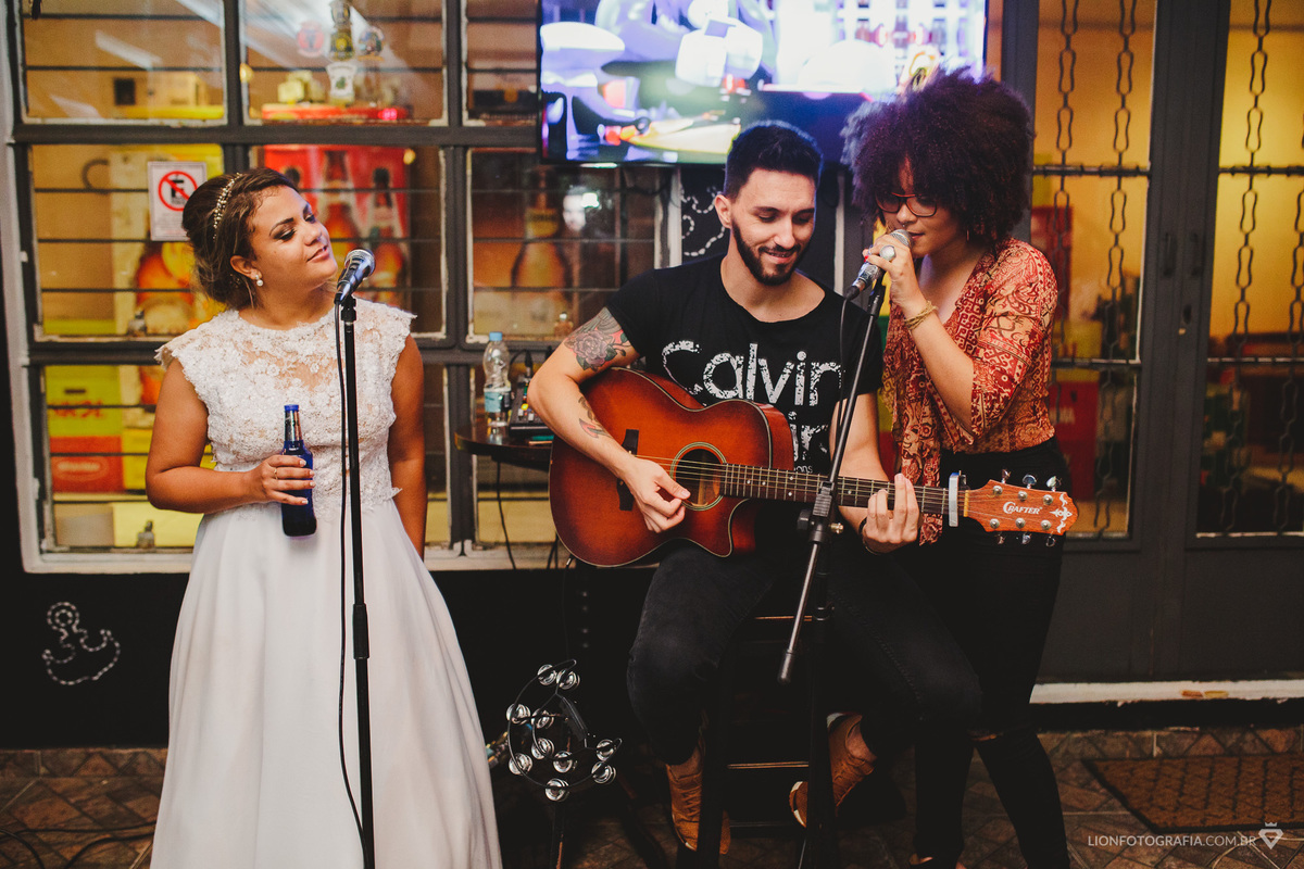 festa de casamento com dj animando noivos curte casamento em festa mairinque casm balada noiva amigos dançam gravata do noivo one due love
