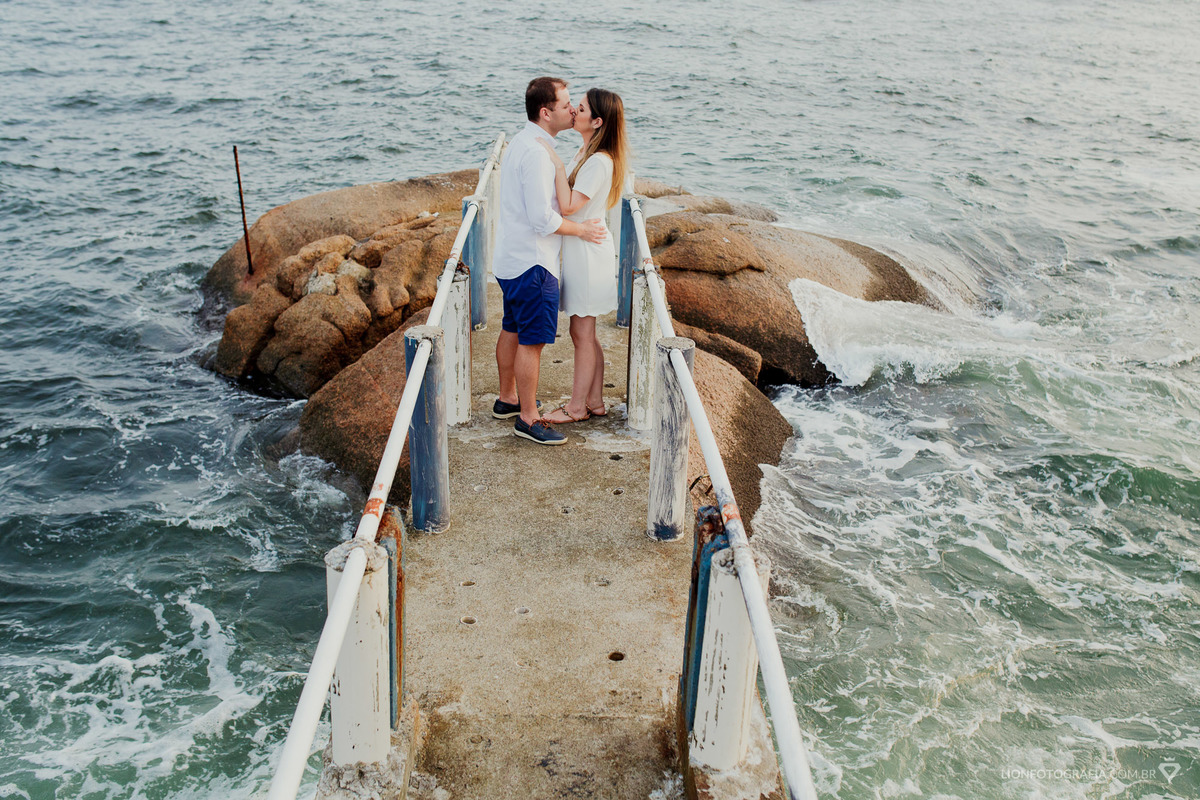 Pré-casamento na Ilha das Palmas em Santos Praia Barco prewedding casamento ensaio fotográfico sunset guilherme lion 