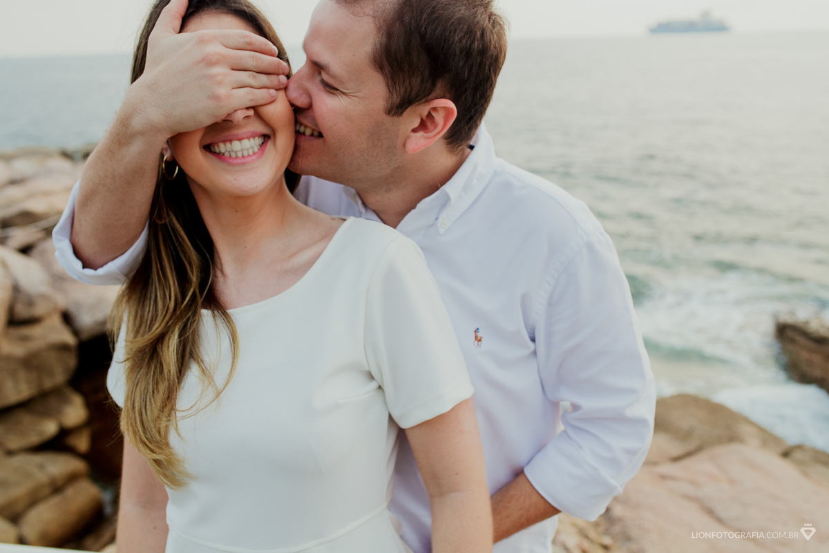 Pré-casamento na Ilha das Palmas em Santos Praia Barco prewedding casamento ensaio fotográfico sunset guilherme lion 