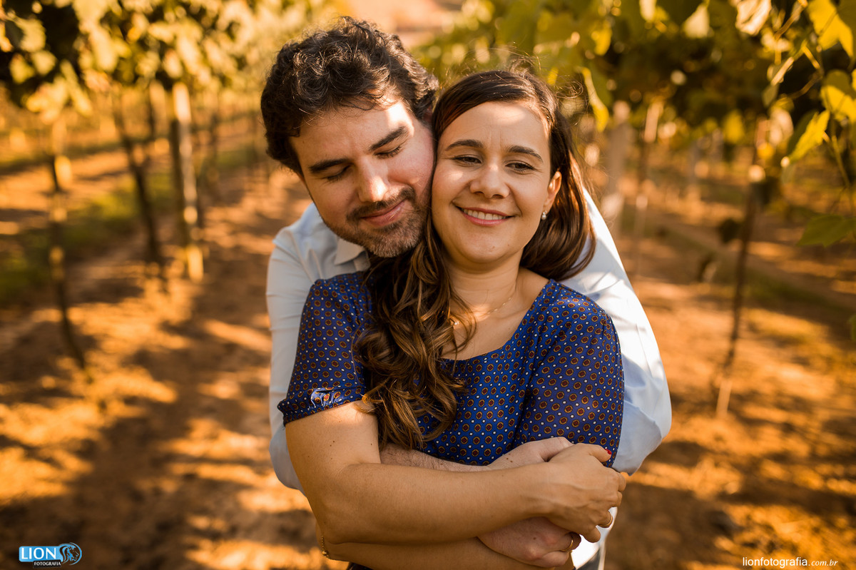 ensaio de casal, lion fotografia, fotografo, são roque, vinicula, tradição. interior, fotos no campo