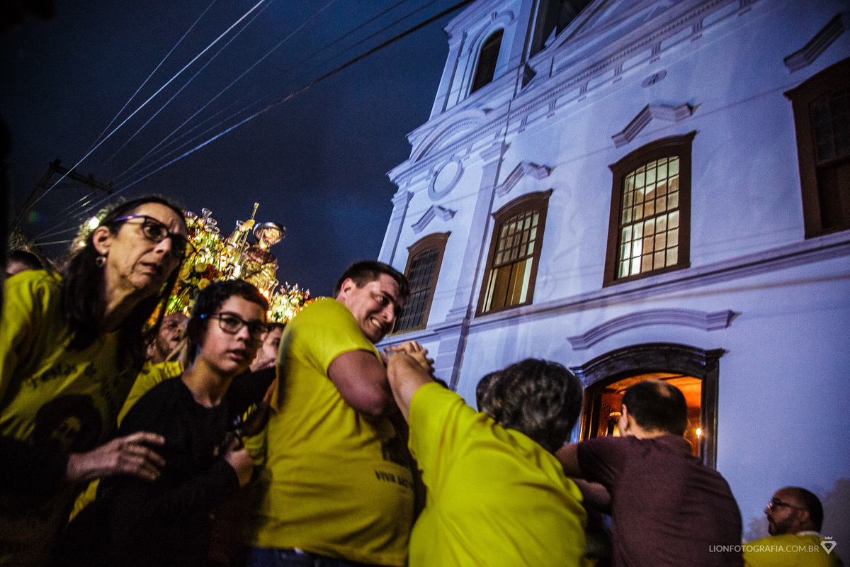 16 de agosto em São Roque Procissão Carros de lenha tradição estância turistica