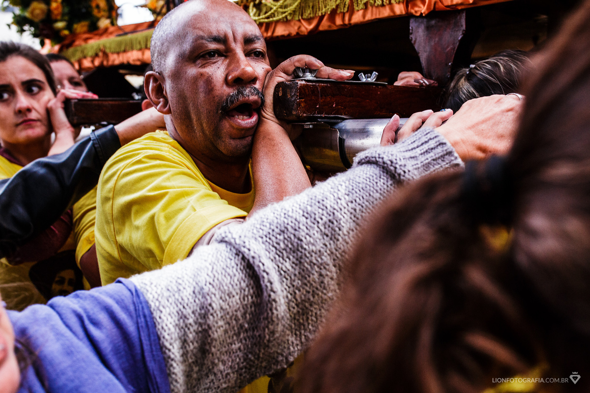 16 de agosto em São Roque Procissão Carros de lenha tradição estância turistica