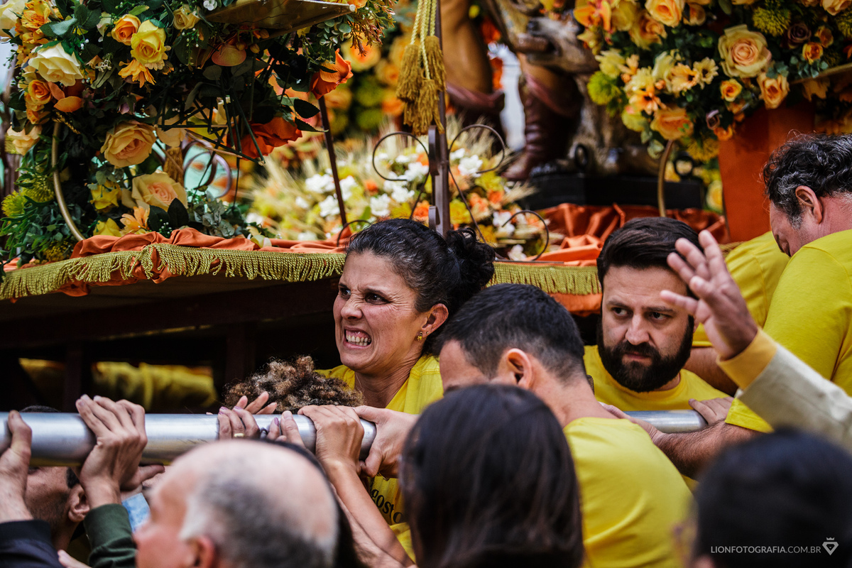 16 de agosto em São Roque Procissão Carros de lenha tradição estância turistica