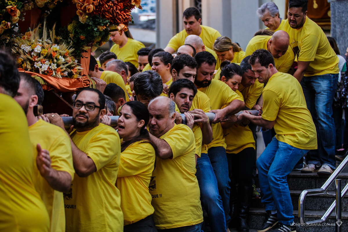 16 de agosto em São Roque Procissão Carros de lenha tradição estância turistica