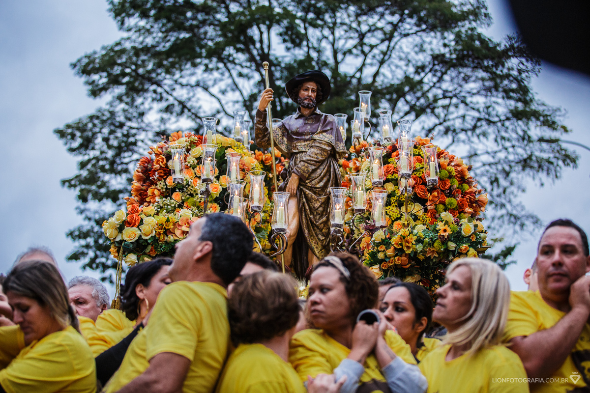 16 de agosto em São Roque Procissão Carros de lenha tradição estância turistica