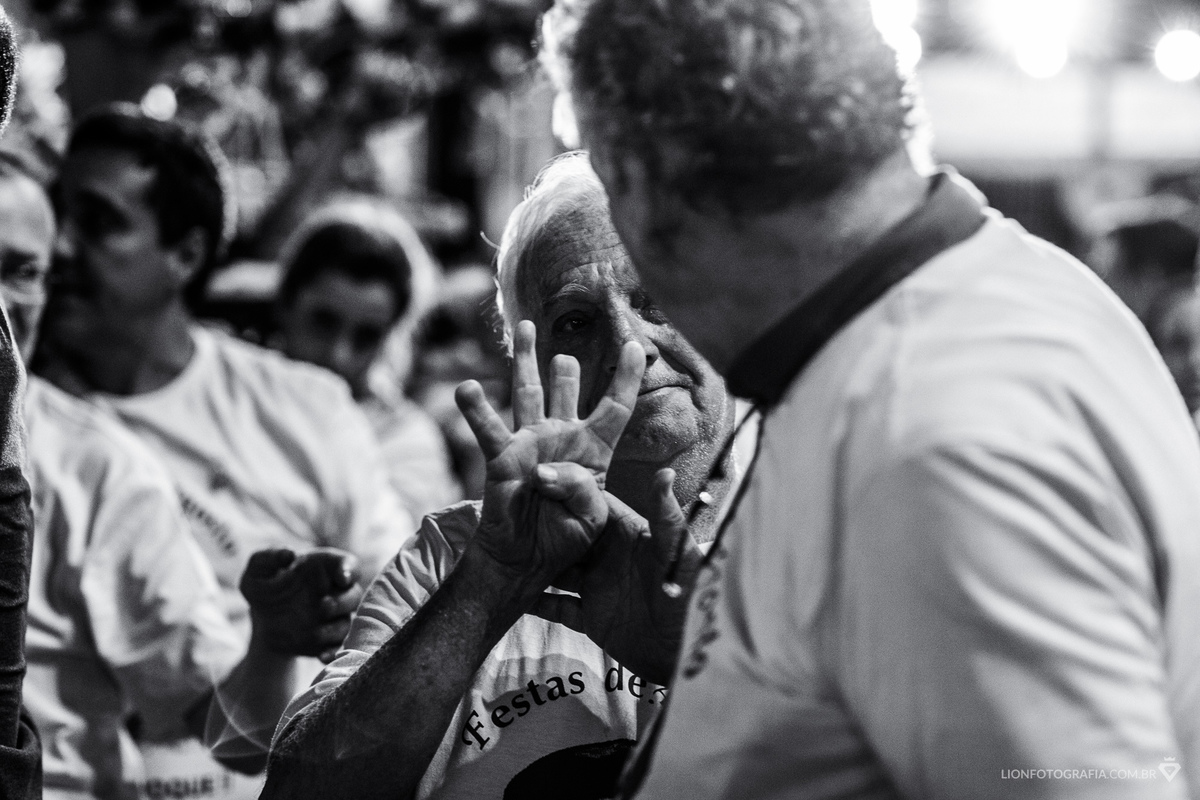 16 de agosto em São Roque Procissão Carros de lenha tradição estância turistica