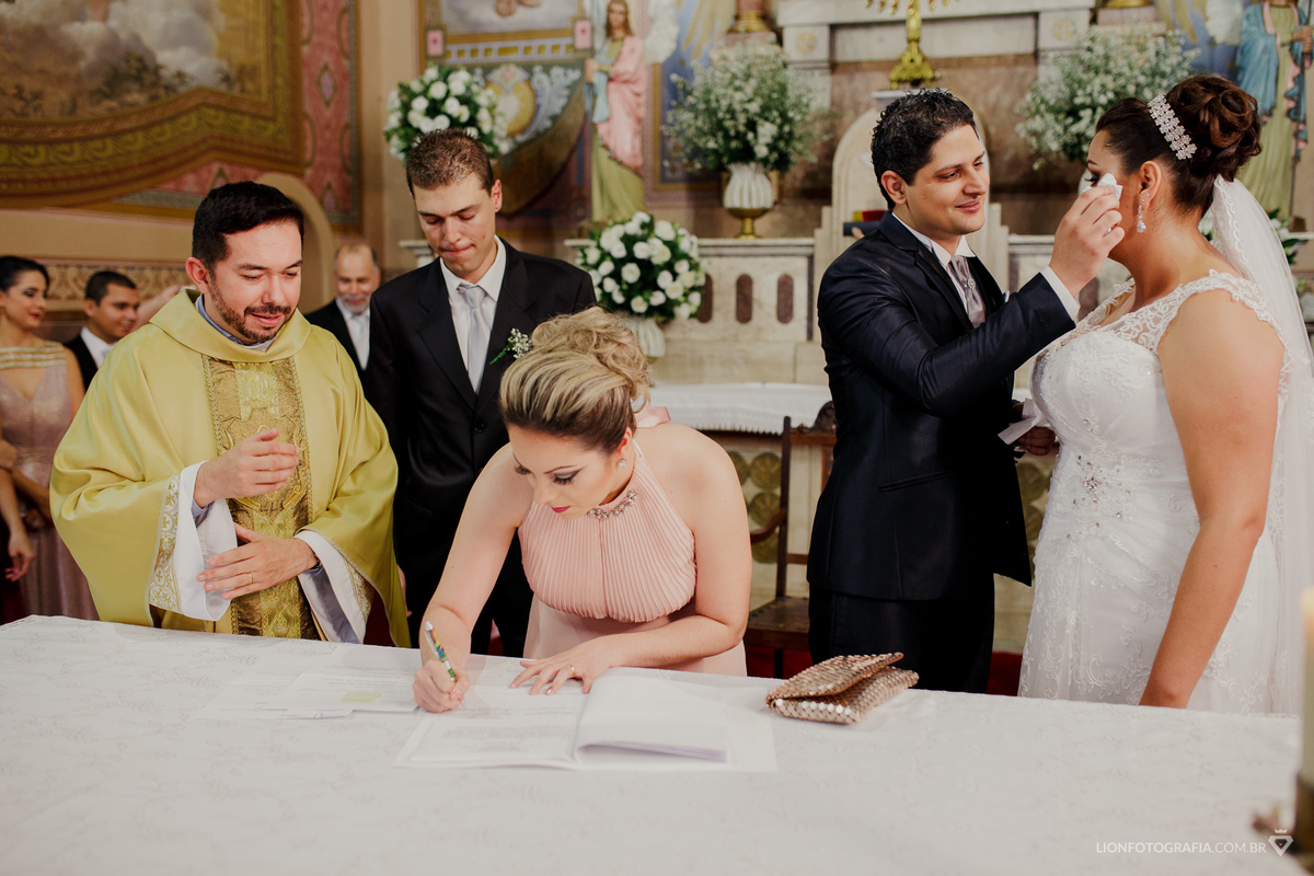 casamento em São Roque interior de São Paulo fotógrafo Guilheme Lion - Lion Fotografia - noivas noivos noiva - Estrada do Vinho - Igreja da Matriz - Tia Lina