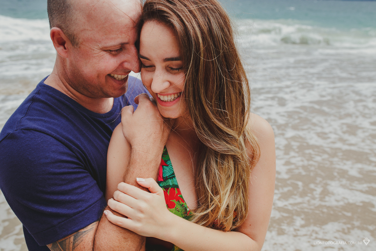 Ensaio fotográfico na praia - pré casamento - fotógrafo Lion - fotografia de casamento - sessão de fotos - Ubatuba - São Roque - São Paulo - Litoral Norte