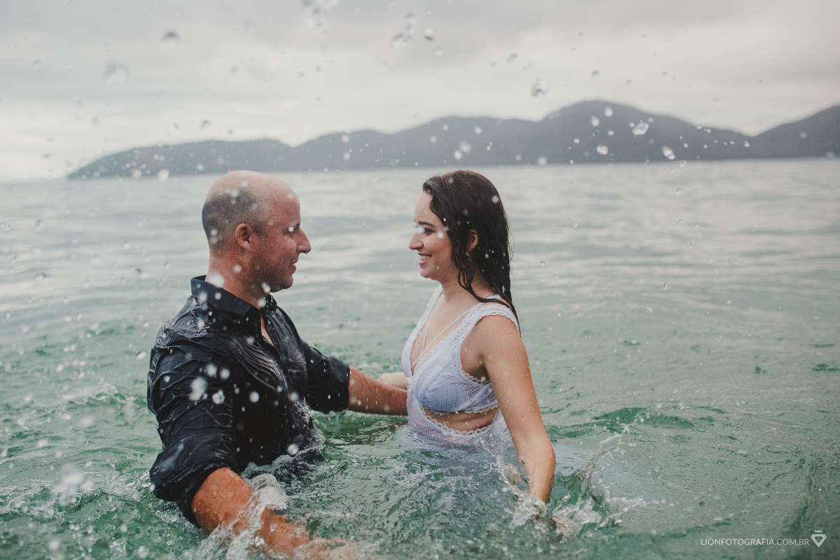 foto na água - Ensaio fotográfico na praia - pré casamento - fotógrafo Lion - fotografia de casamento - sessão de fotos - Ubatuba - São Roque - São Paulo - Litoral Norte