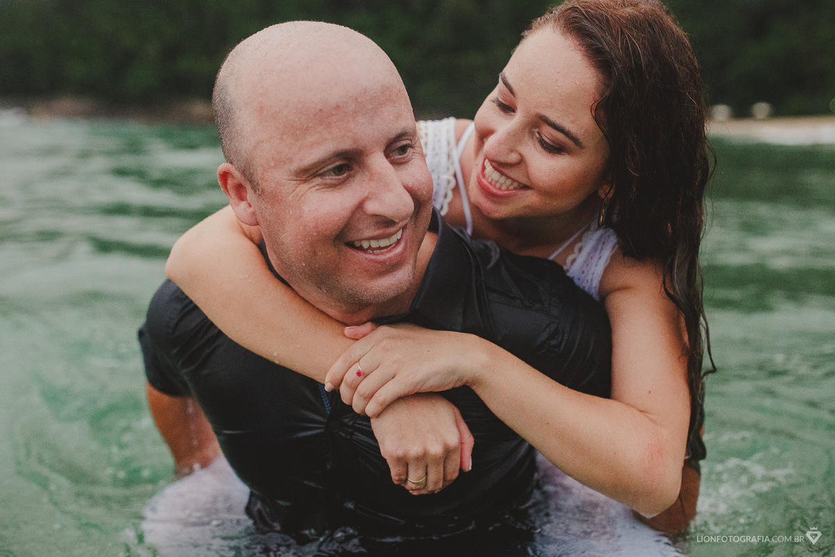 Ensaio fotográfico na praia - pré casamento - fotógrafo Lion - fotografia de casamento - sessão de fotos - Ubatuba - São Roque - São Paulo - Litoral Norte