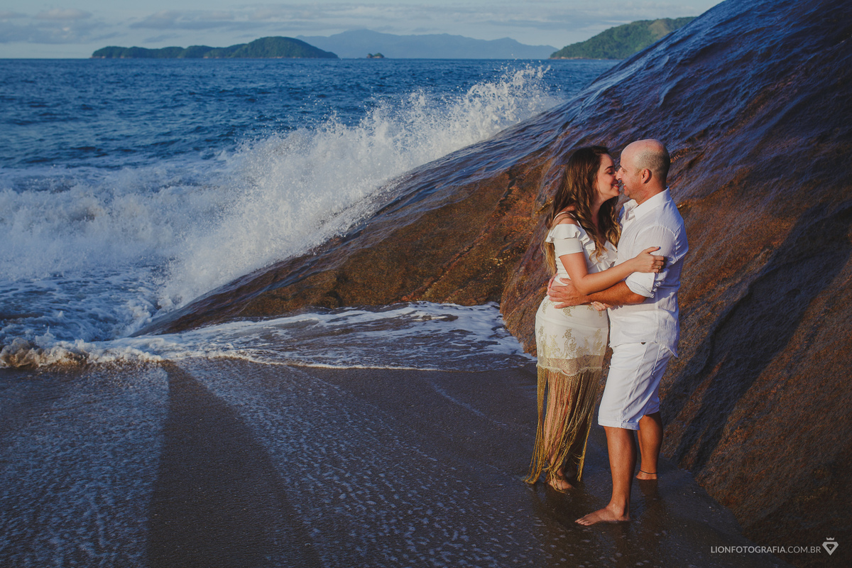 Ensaio fotográfico na praia - pré casamento - fotógrafo Lion - fotografia de casamento - sessão de fotos - Ubatuba - São Roque - São Paulo - Litoral Norte