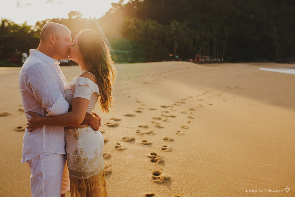 Ensaio fotográfico na praia - pré casamento - fotógrafo Lion - fotografia de casamento - sessão de fotos - Ubatuba - São Roque - São Paulo - Litoral Norte