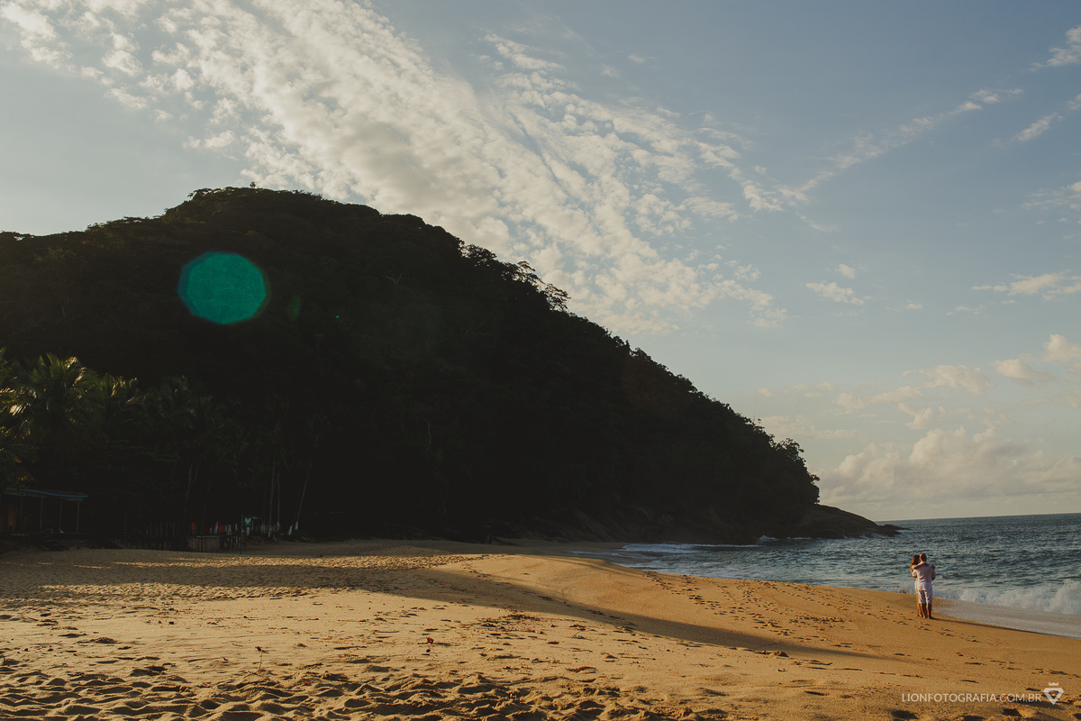 Ensaio fotográfico na praia - pré casamento - fotógrafo Lion - fotografia de casamento - sessão de fotos - Ubatuba - São Roque - São Paulo - Litoral Norte