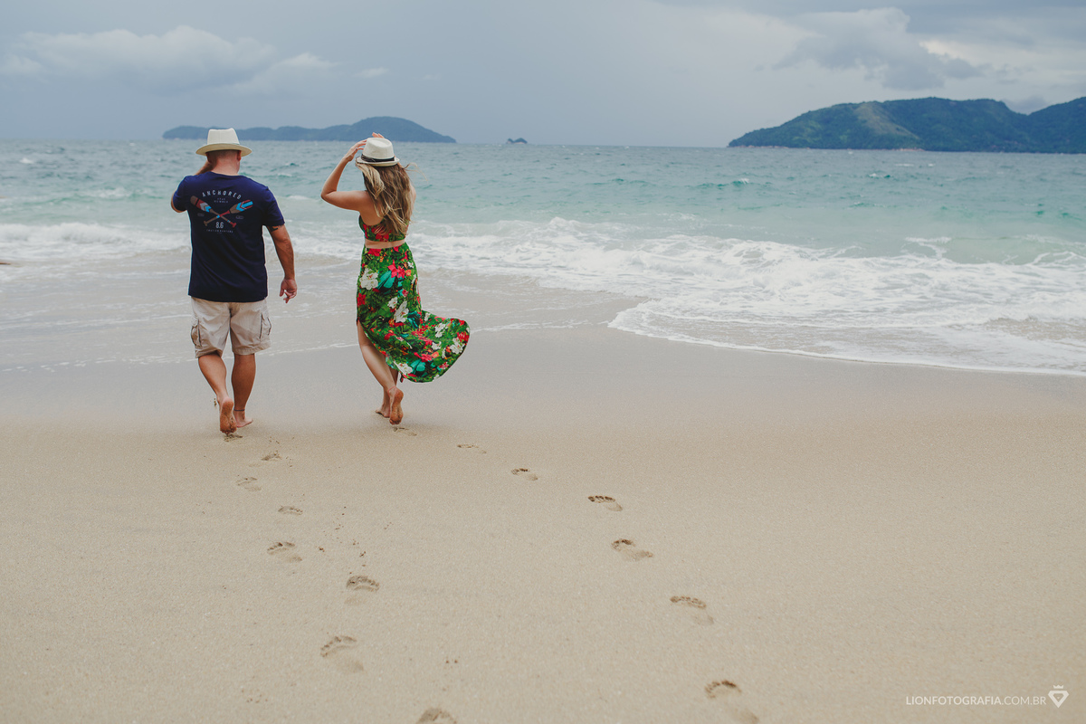 Ensaio fotográfico na praia - pré casamento - fotógrafo Lion - fotografia de casamento - sessão de fotos - Ubatuba - São Roque - São Paulo - Litoral Norte