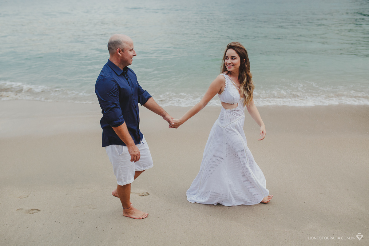 Ensaio fotográfico na praia - pré casamento - fotógrafo Lion - fotografia de casamento - sessão de fotos - Ubatuba - São Roque - São Paulo - Litoral Norte
