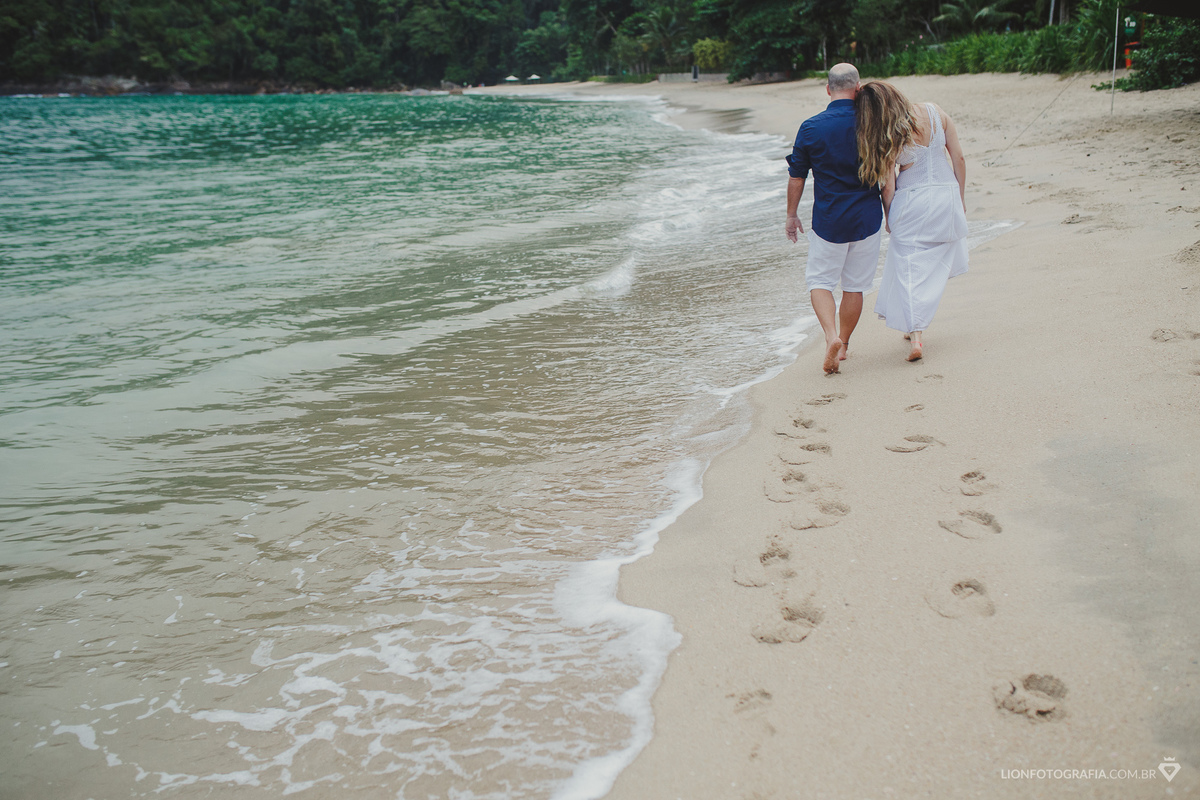 Ensaio fotográfico na praia - pré casamento - fotógrafo Lion - fotografia de casamento - sessão de fotos - Ubatuba - São Roque - São Paulo - Litoral Norte