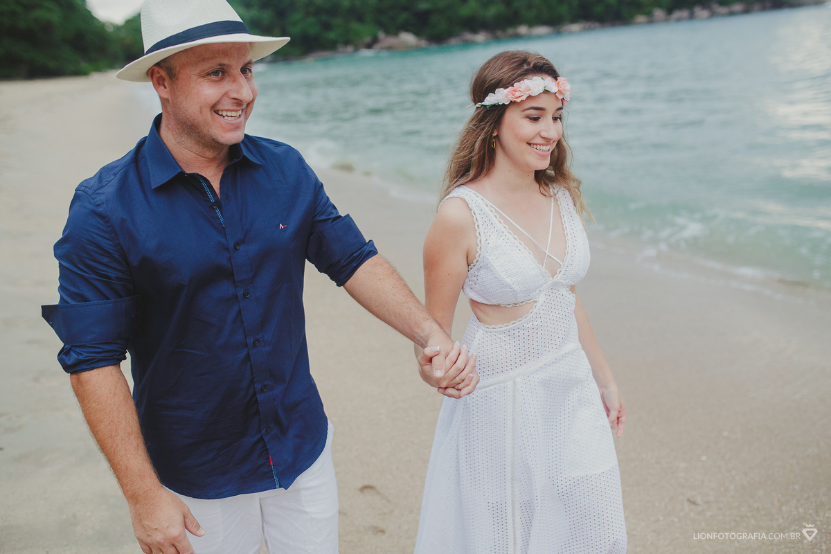 Ensaio fotográfico na praia - pré casamento - fotógrafo Lion - fotografia de casamento - sessão de fotos - Ubatuba - São Roque - São Paulo - Litoral Norte