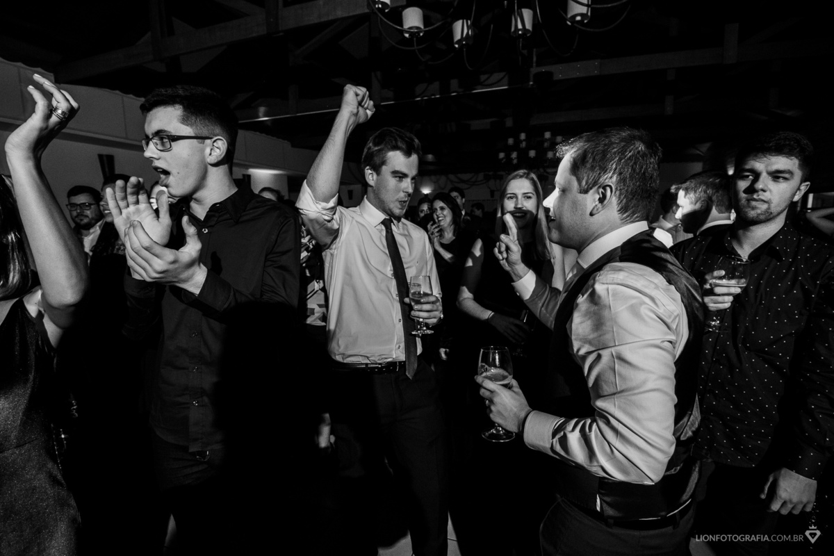 cerimonia de casamento em são roque na igreja da matriz jantar e festa salão de eventos cantina tia lina estrada do vinho goes casamento fotografia fotografo de casamento no campo lion fotografia