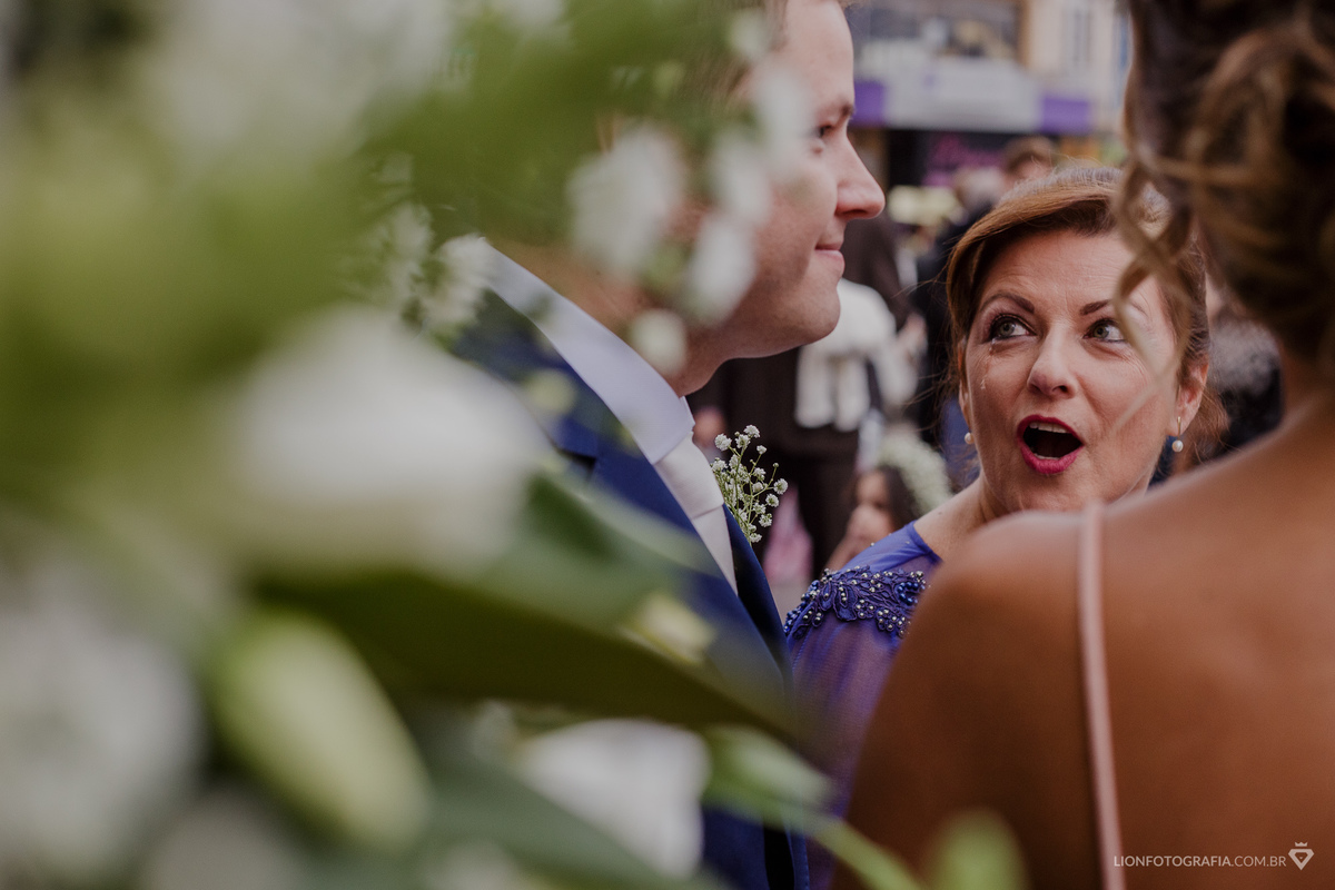 mãe do noivo emocionada lágrima emoção no casamento