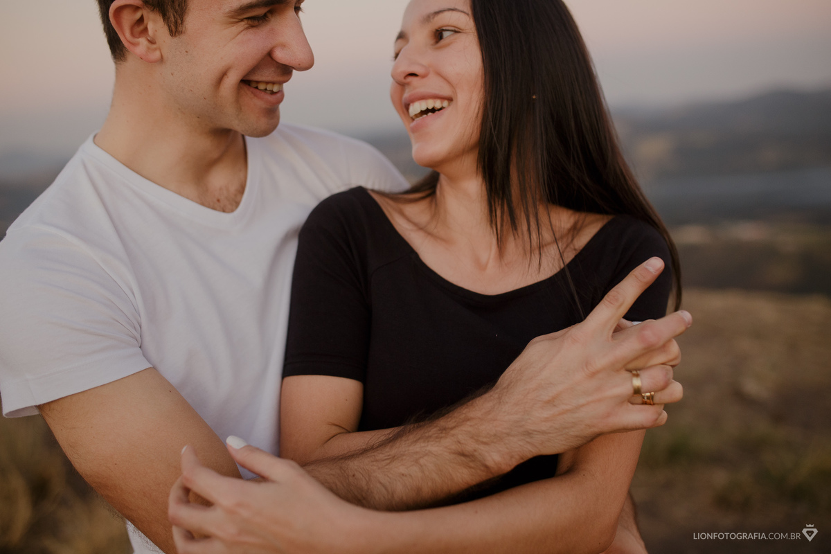 sessão de fotos de casal ensaio fotografico lion fotografia são roque cerquilho casamento no campo ciclistas