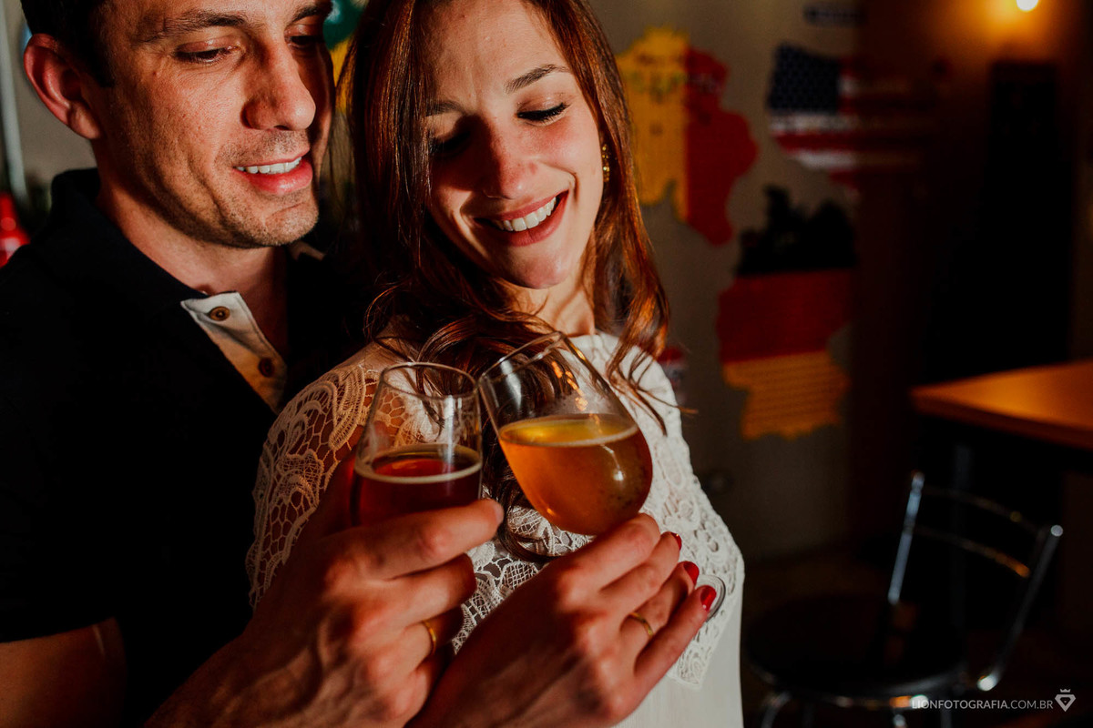 cervejaria em são roque cerveja ensaio pré casamento sessão de fotos casamento no campo 