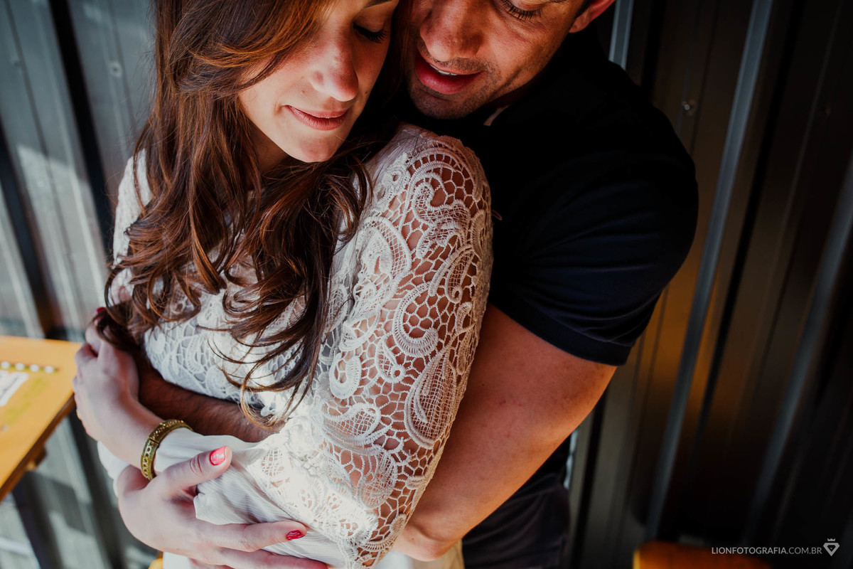 cervejaria em são roque cerveja ensaio pré casamento sessão de fotos casamento no campo 