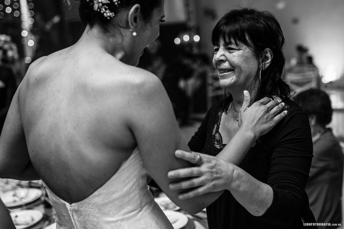 tia da noiva emocionada