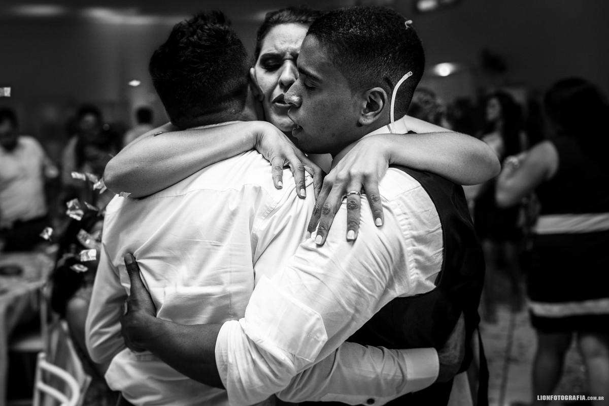 abraço entre irmãos