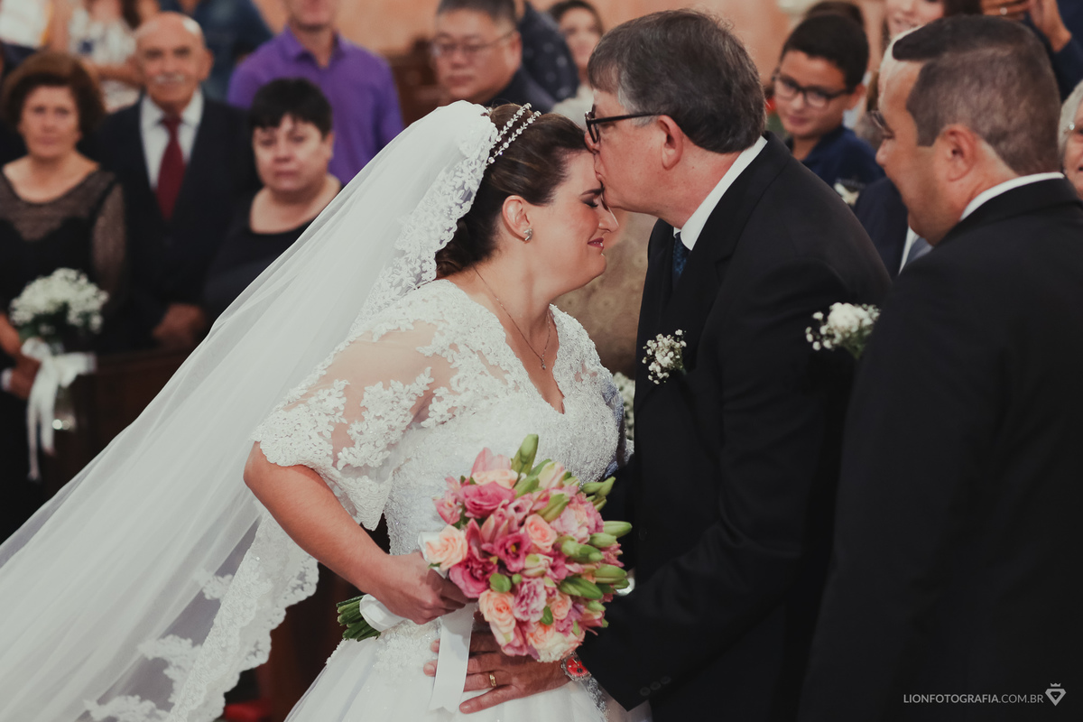 casamento no campo na igreja fotos de casamento making of da noiva no salão de beleza buquet de flore buque vestido da noiva