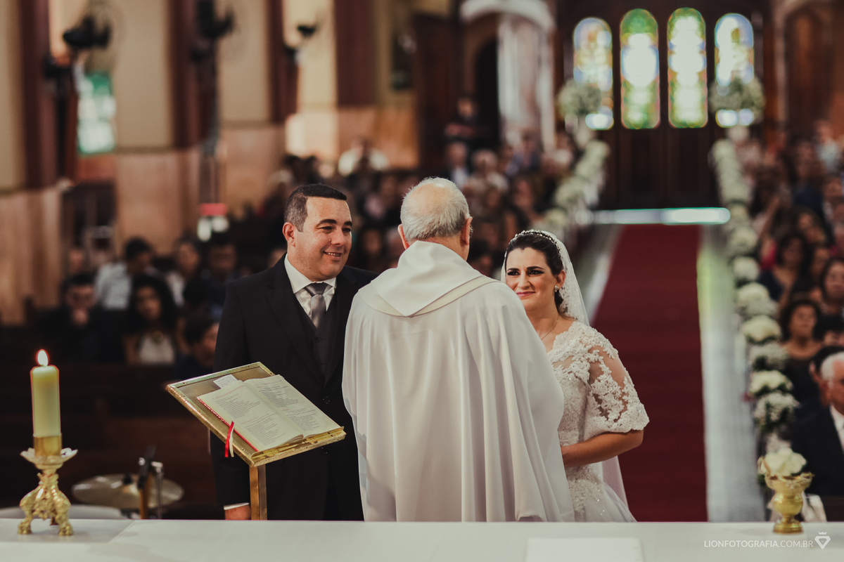 casamento no campo na igreja fotos de casamento making of da noiva no salão de beleza buquet de flore buque vestido da noiva
