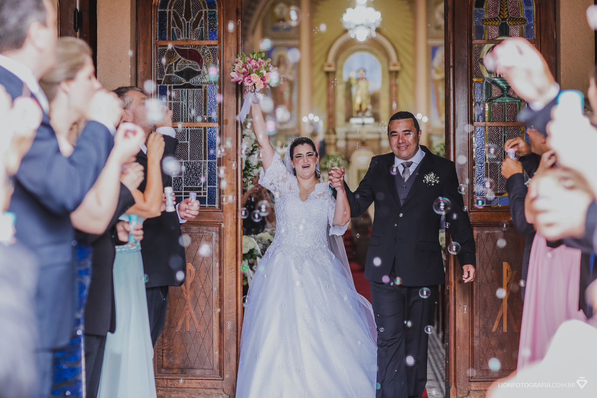 casamento em são roque - fotografo em são roque - casamento no campo na igreja fotos de casamento making of da noiva no salão de beleza buquet de flore buque vestido da noiva