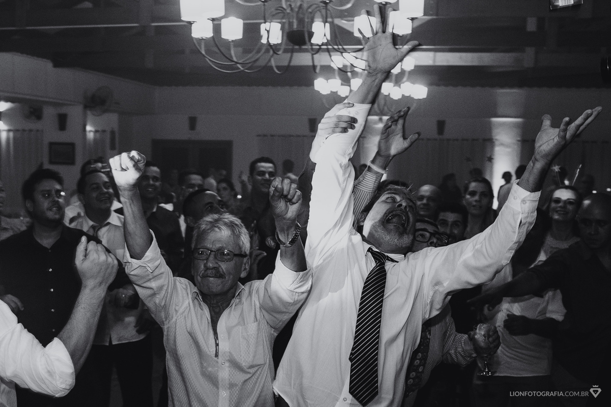 casamento em são roque - fotografo em são roque - casamento no campo na igreja fotos de casamento making of da noiva no salão de beleza buquet de flore buque vestido da noiva