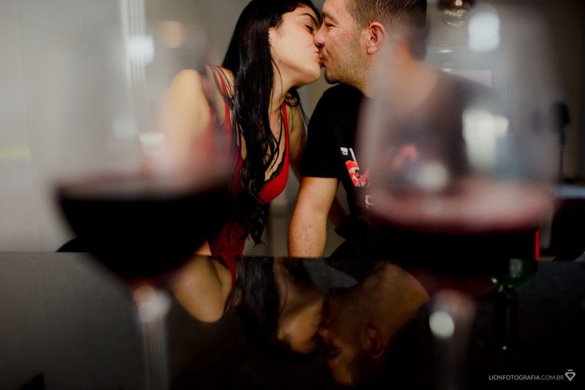 Sessão de fotos de casal pré casamento com vinho e flores Arvore cerejeira mairinque 