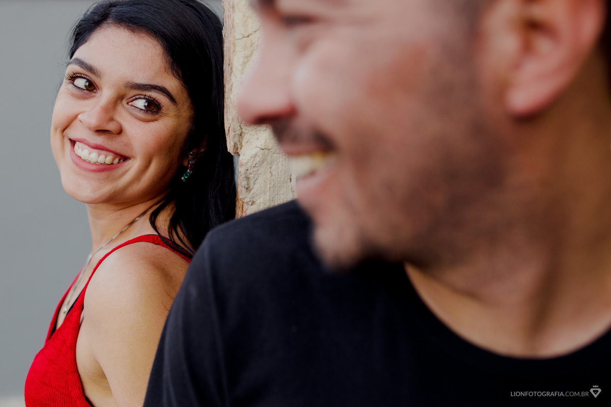 Sessão de fotos de casal pré casamento com vinho e flores Arvore cerejeira mairinque 