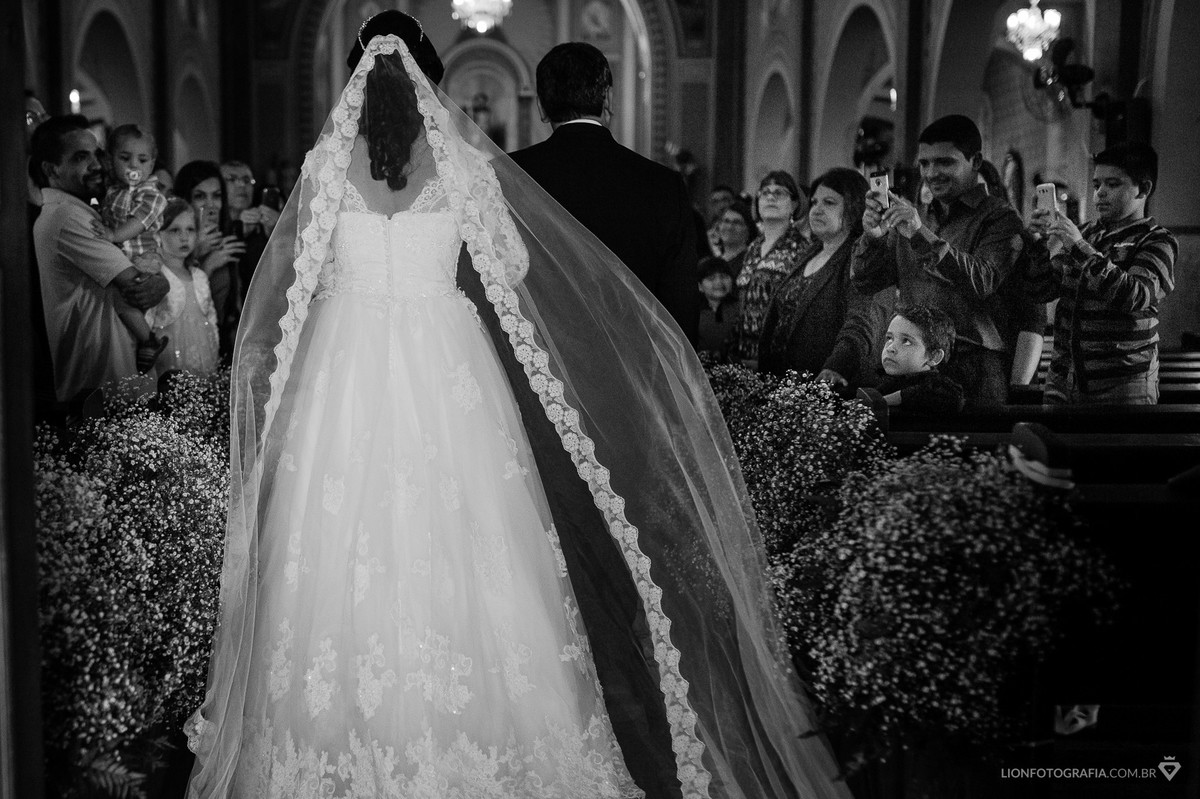 noiva entrando na igreja