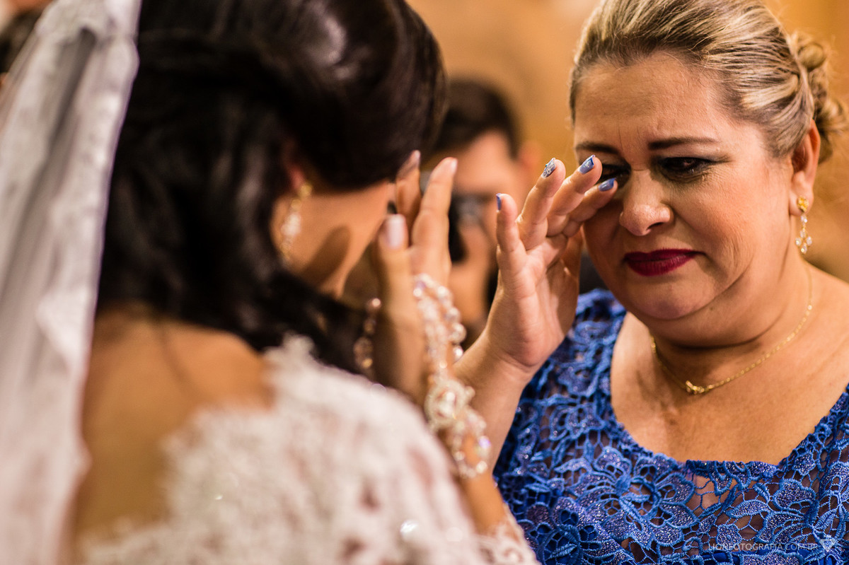 mãe e noiva chorando