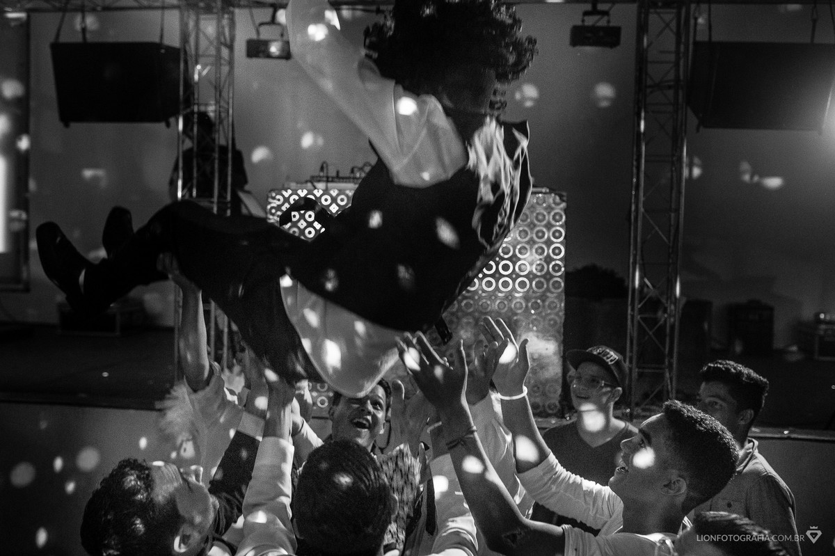 padrinhos na balada de casamento jogando o noivo