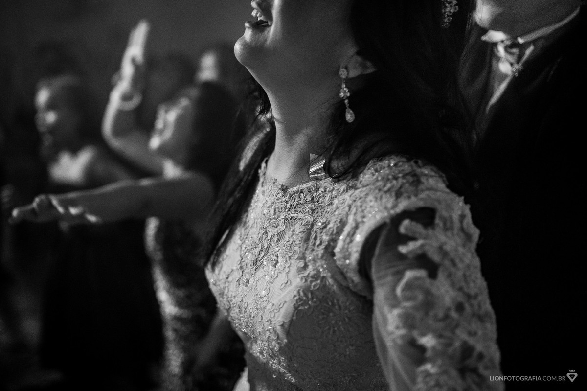 noiva e noivo curtindo  a festa de casamneto