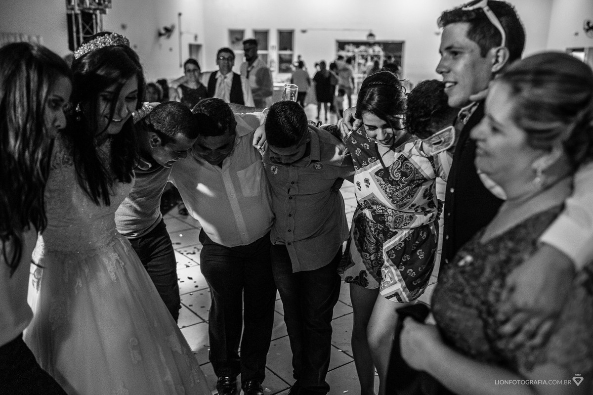 familia reunida até o final da festa