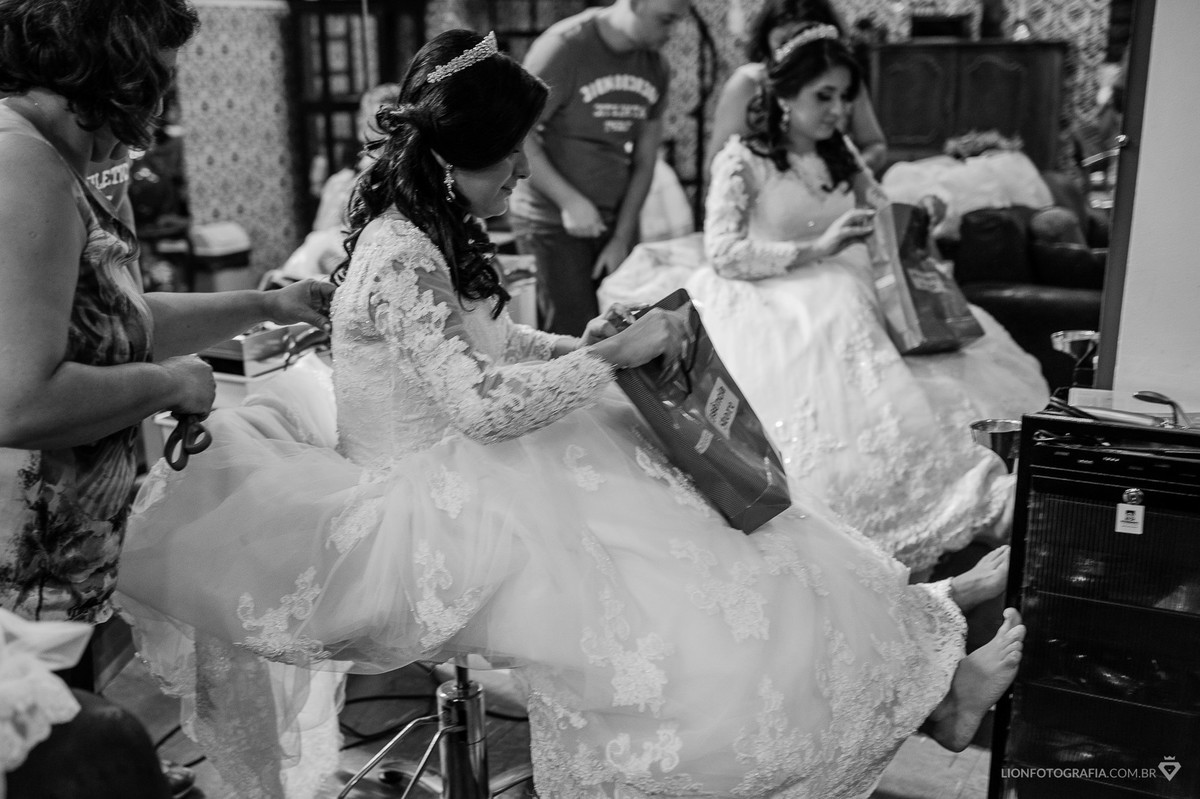 noiva se arrumando