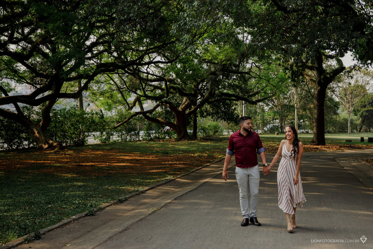 Sessão de fotos pré casamento no jardim do museu do ipiranga em são paulo sp 