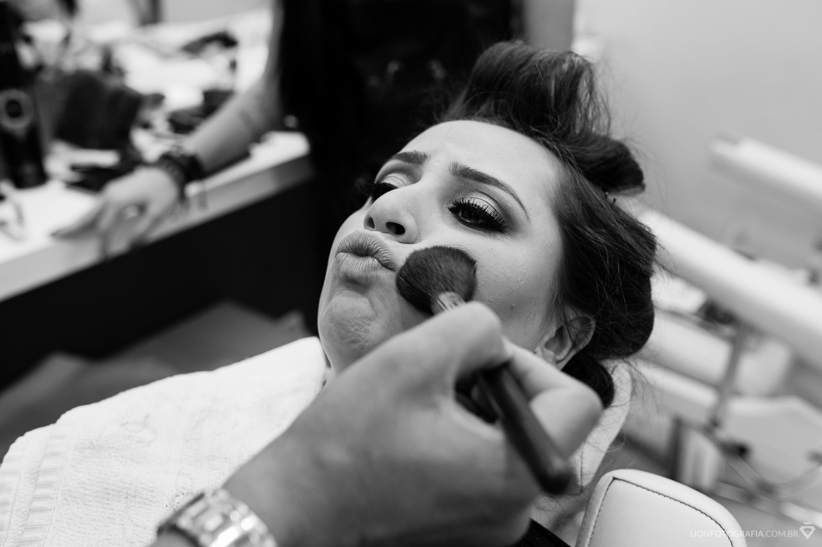 a noiva Thamiris nos momentos finais da maquiagem