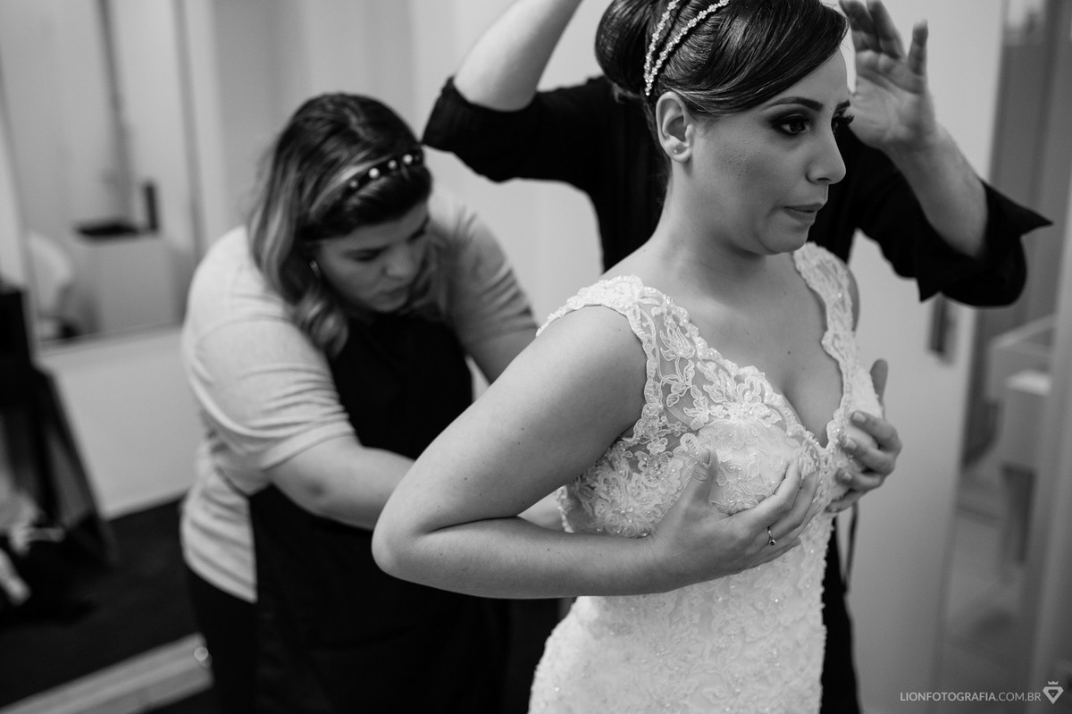 aquela hora de apertar e fechar o vestido da noiva