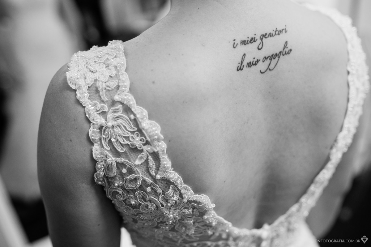 tatuagem que a noiva fez em homenagem a seus pais e família