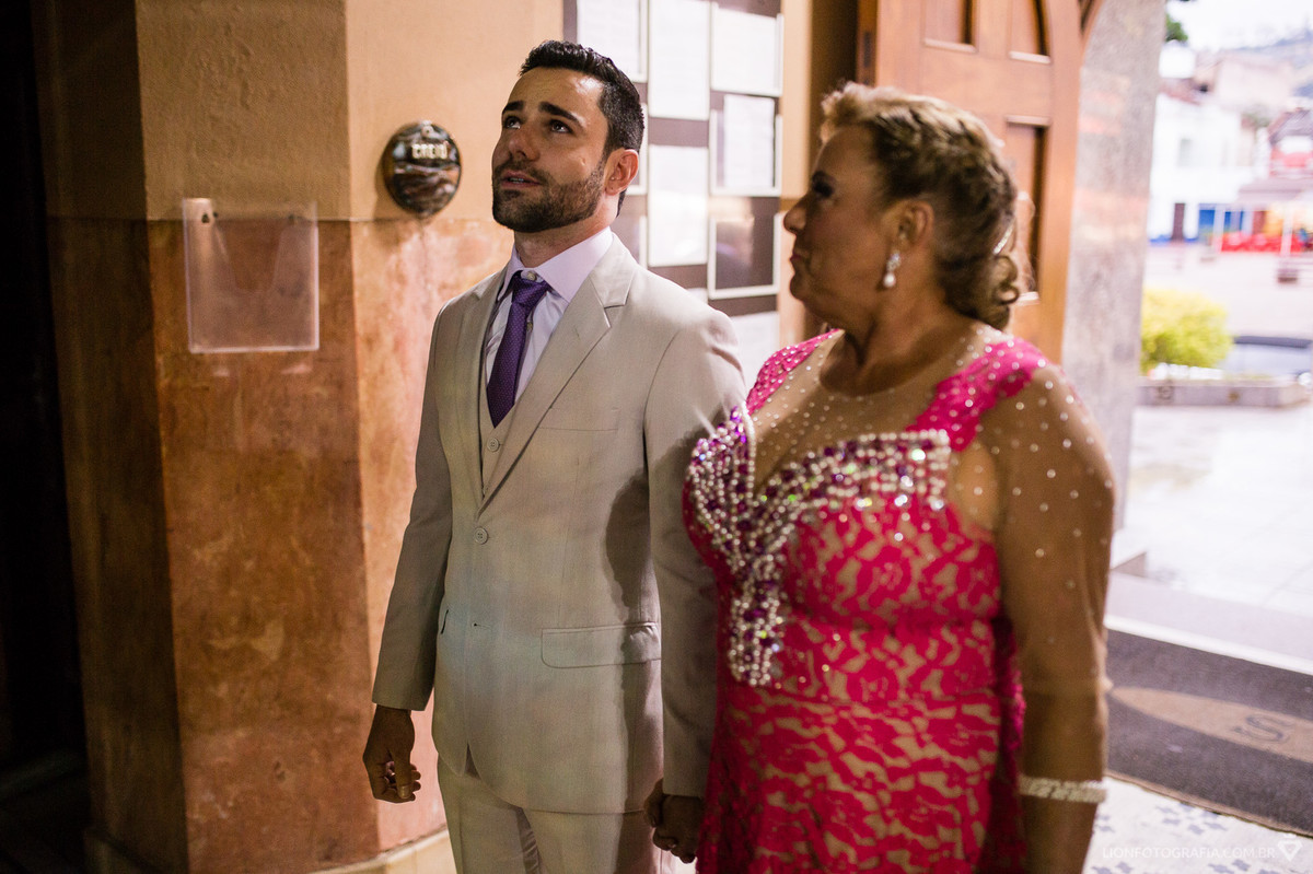 Ao entrar na igreja ao lado de sua mãe, o noivo armando estava muito nervoso e emocionado