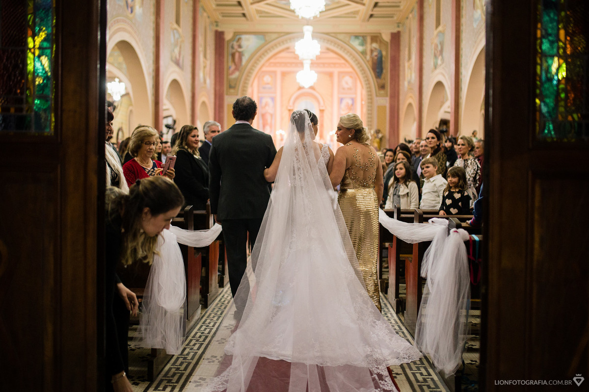 Todos convidados que lotavam a igreja da Matriz de São Roque admiravam a noiva com seu lindo vestido