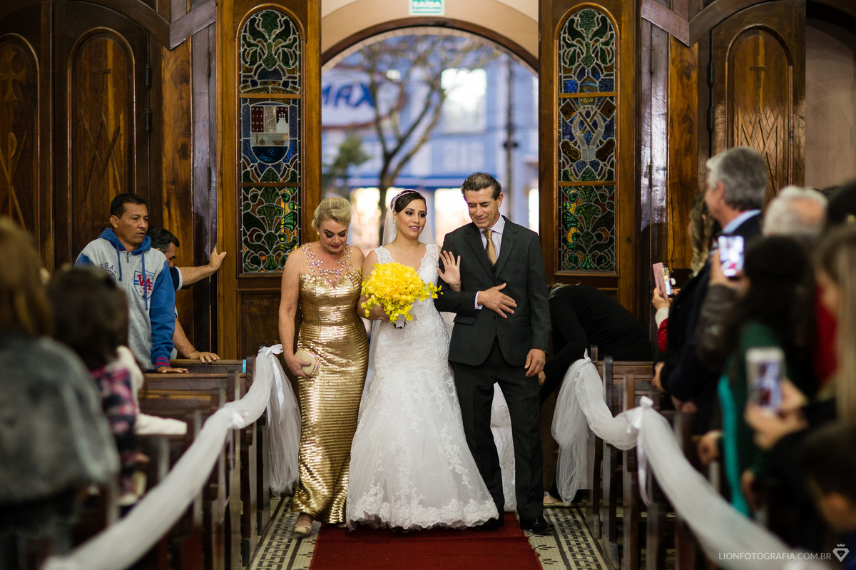 o buquet da noiva combinava com a decoração da igreja