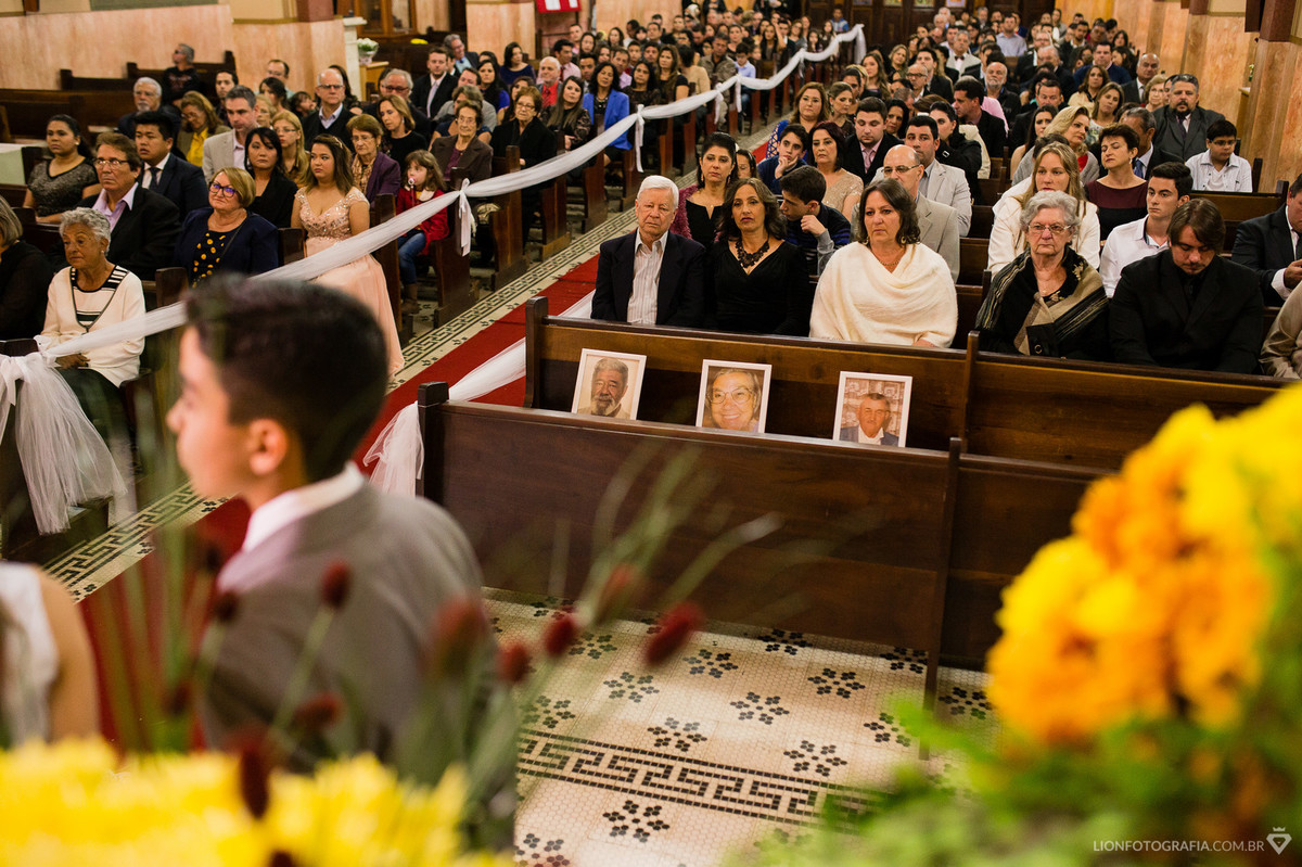 a igreja estava lotada para a celebração do casamento em São Roque
