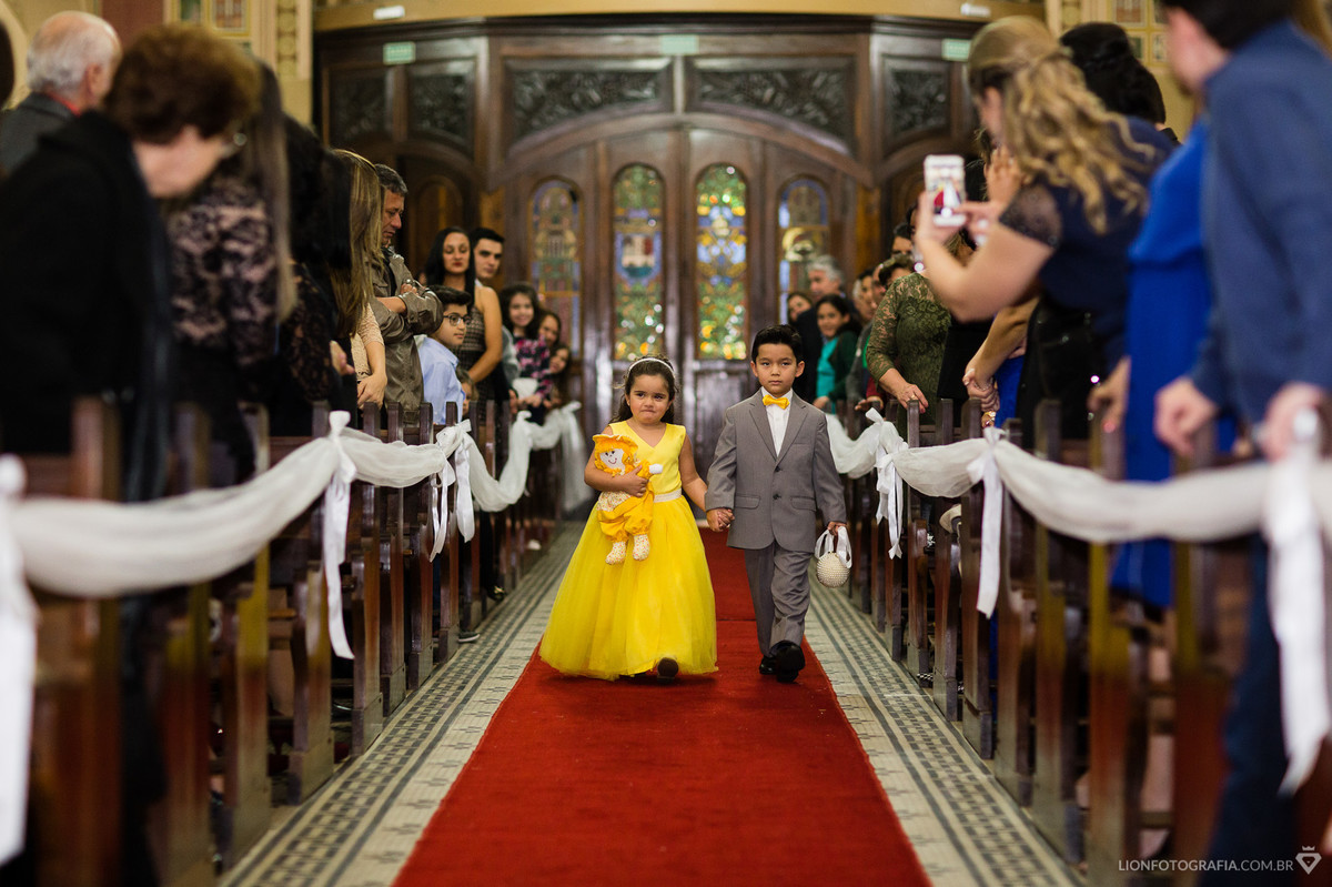 a daminha de honra e o pajem entraram na igreja muito animados