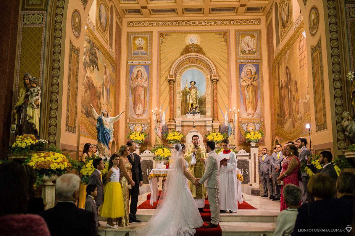 Igreja da Matriz de São Roque com decoração de flores amarelas